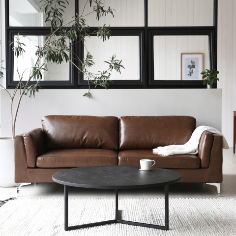Corneel 3 personers sofa brun kunstlæder med metal fødder til stuen Kampagne