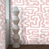 Moderne tapet med geometrisk design i abstrakt hvid og rosa Tilbud