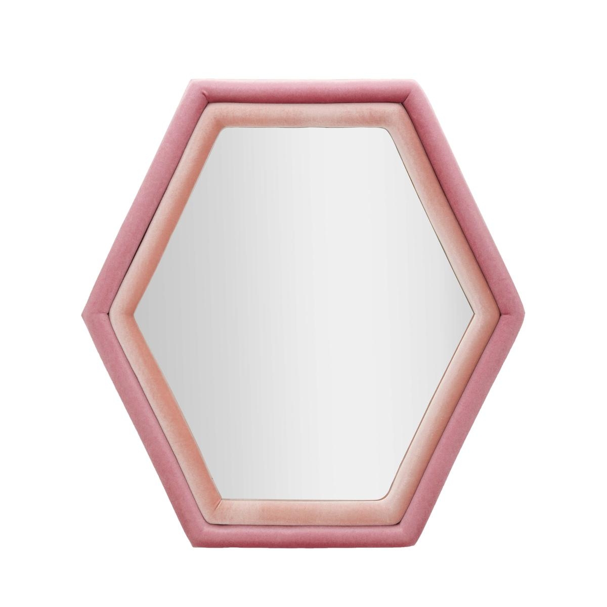 Moderne vægspejl med rosa velourramme, hexagon Tony Kampagne Moderne vægspejl med rosa velourramme, hexagon Tony Kampagne