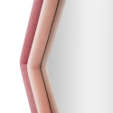 Moderne vægspejl med rosa velourramme, hexagon Tony Udsalg