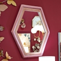 Moderne vægspejl med rosa velourramme, hexagon Tony På Tilbud