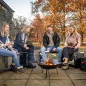 Rund udendørs grill i støbejern med trefod og sort finish På Tilbud