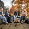 Rund udendørs grill i støbejern med trefod og sort finish På Tilbud