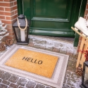 Indgangsmåtte i kokosfibre med teksten "Hello" Tilbud