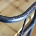 Bogreol med hjul i industriel stil Alban Tilbud