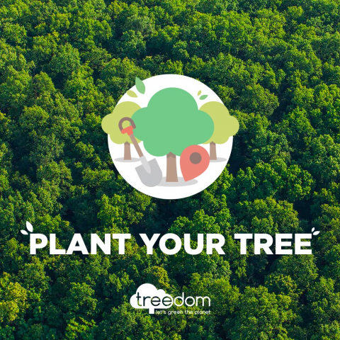 Red jorden ved at plante et træ i skoven af ProduceShop Kampagne